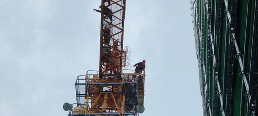 塔吊司機因病暈倒被困60米高空 多方協作成功救援