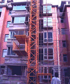 物料提升機與塔式起重機 以萬豐塔機為例探析現(xiàn)代建筑施工關(guān)鍵設(shè)備